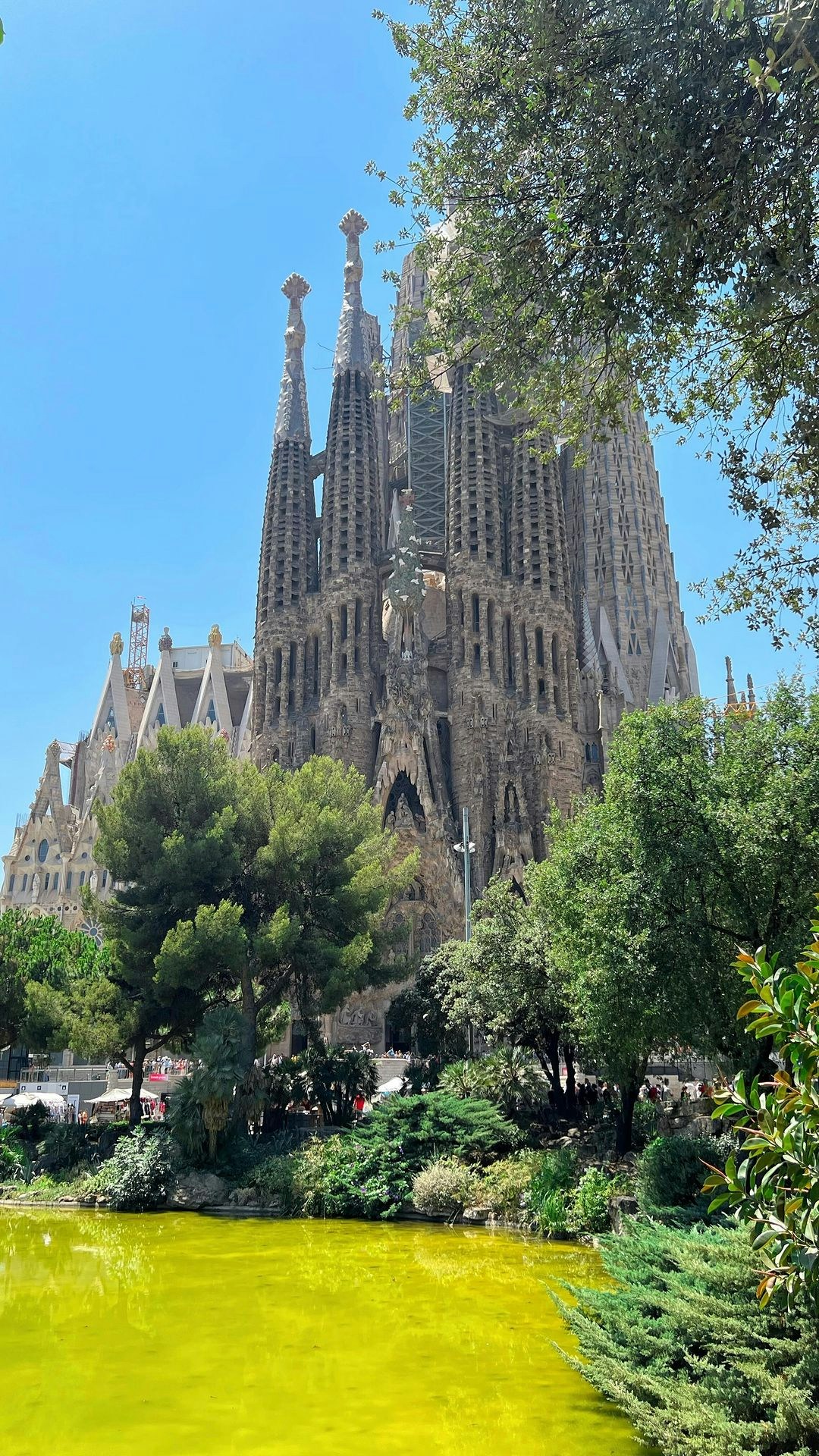 Ningún video puede compararse a verla en persona, pero quería mostrarles un poquito más de esta maravilla 🤩
❣️La visitamos junto a @headout y fue una experiencia increíble, pudimos entrar sin hacer fila y nos hicieron un tour donde aprendimos un montón 🙌🏼
✨Les comparto 5 datos curiosos que muy poca gente conoce:
🔸Se comenzó a construir en 1882 y Gaudí sabía que no iba a vivir para ver terminada su obra, así que dejó bocetos, planos e indicaciones para quienes la continuaran.
🔸Esa información fue quemada durante la Guerra Civil, así que nunca veremos a la Sagrada Familia terminada tal y como él se la imaginó.
🔸No hay ni una sola línea recta en el interior de la Sagrada Familia: todo está construido imitando la arquitectura de la naturaleza. “La recta es del hombre; la curva es de Dios”
🔸Se había planeado finalizar la construcción en 2026, justo cuando se cumplirían 100 años de la muerte de Gaudí, pero la pandemia atrasó los planes.
🔸Hoy estiman finalizarla en 2030, siempre y cuando se resuelvan los conflictos judiciales. Para poder hacerlo se deberían derribar viviendas que a lo largo de los años se construyeron al rededor.
¿Lo sabían? ¿Se la imaginaban así por dentro? A mi me sorprendió completamente 😍
#letsheadout #headoutinbarcelona #sagradafamilia #travel #travelblogger #blogdeviajes #blogdeviaje #barcelona #lasagradafamilia #argentinosenbarcelona #argentinosenespaña