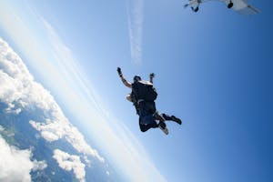 Skydiving dubai - desert drop zone