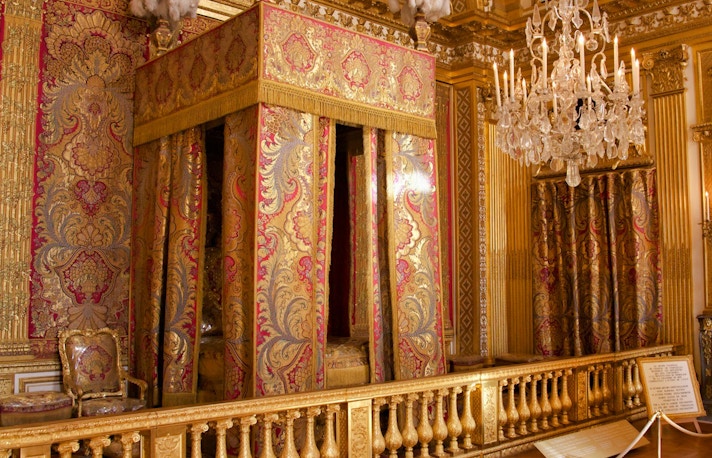 Bellissimo lampadario alla Reggia di Versailles