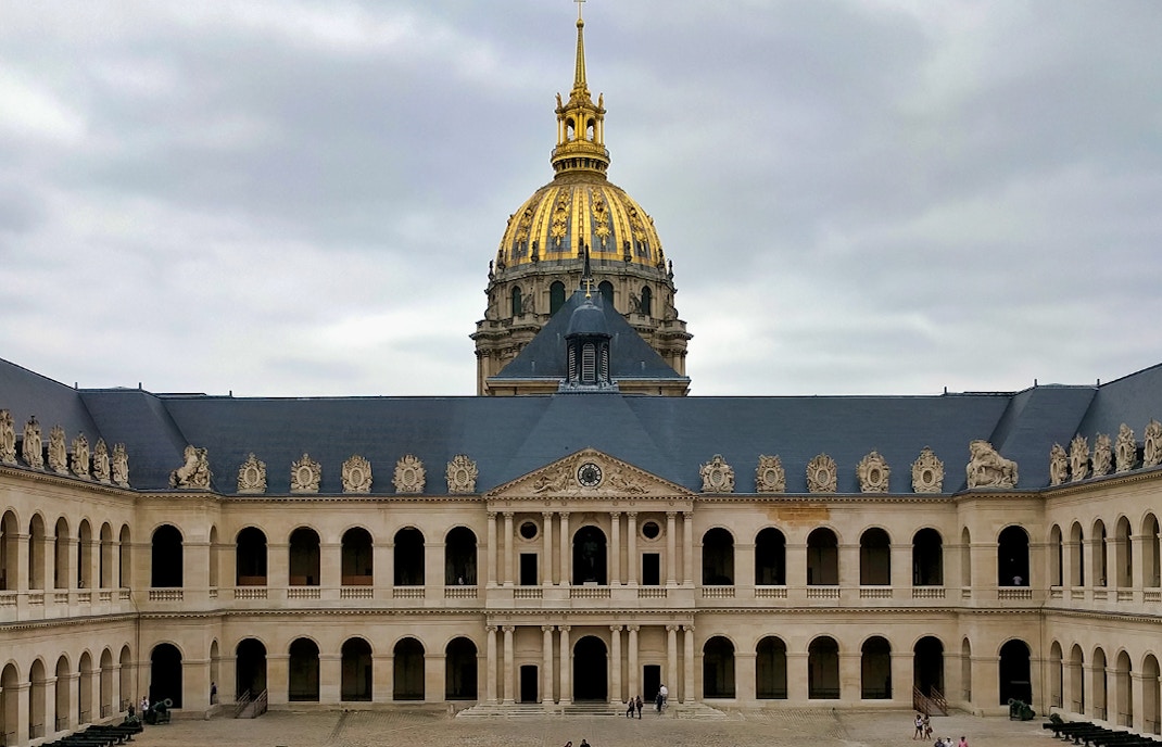 Les Invalides Peak Season vs Low Season
